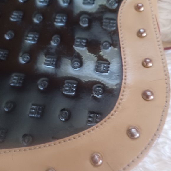 ARCADIA 🥰 UNIQUE Black and Tan Patent Leather Flap Bag. 10x12 EUC - Picture 3 of 7